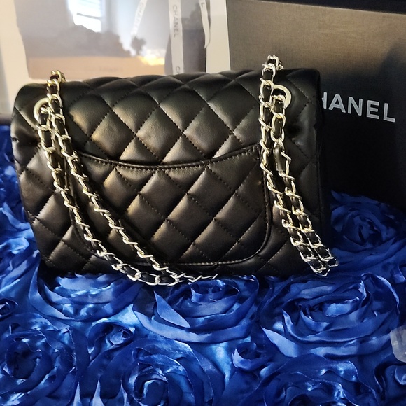 CHANEL Black Quilted Shoulder Bag with Gold CC Hardware - Picture 5 of 7